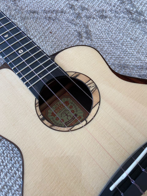 aNueNue UT-200 Uke Logic Pink